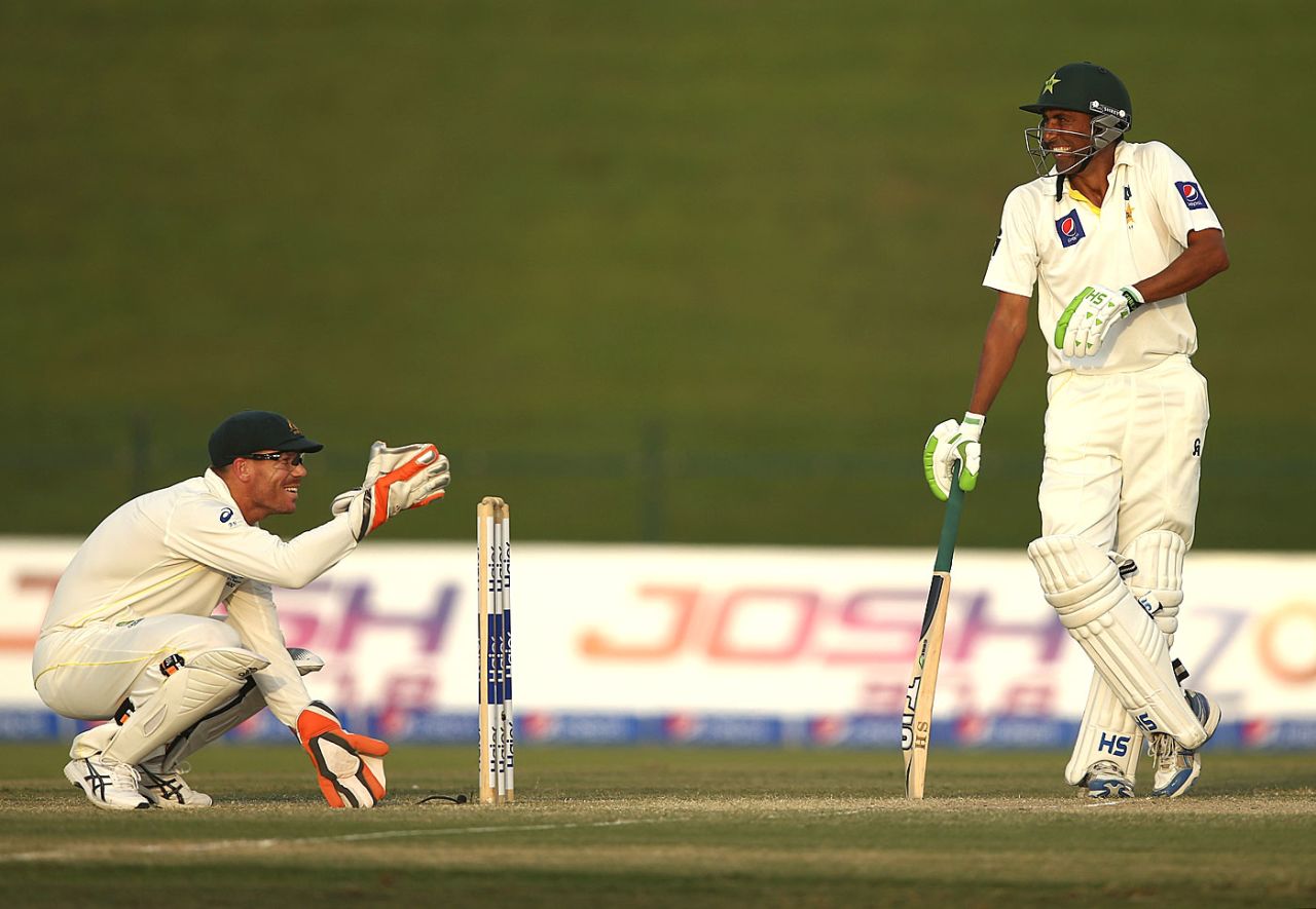 David Warner and Younis Khan share a joke, Pakistan v Australia, 2nd Test, Abu Dhabi, 3rd day, November 1, 2014