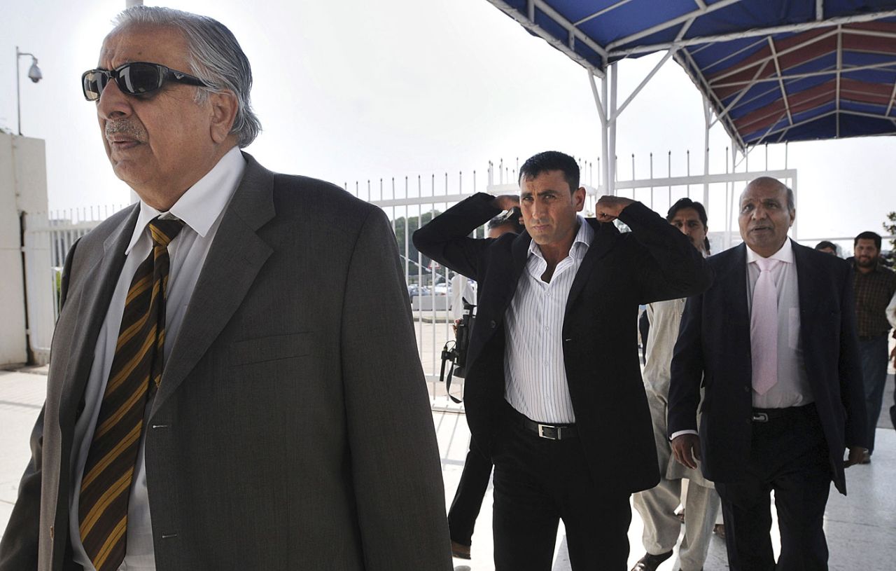 Ijaz Butt, Younis Khan and Intikhab Alam arrive for a court hearing, Islamabad, October 13, 2009 
