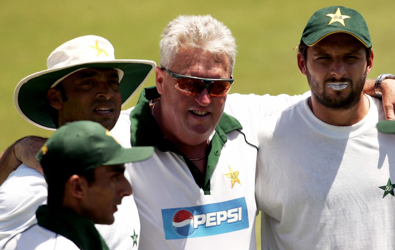 Bob Woolmer is surrounded by Yasir Hameed, Shoaib Akhtar and Shahid Afridi ahead of the first Test against Australia, Perth, December 15, 2004