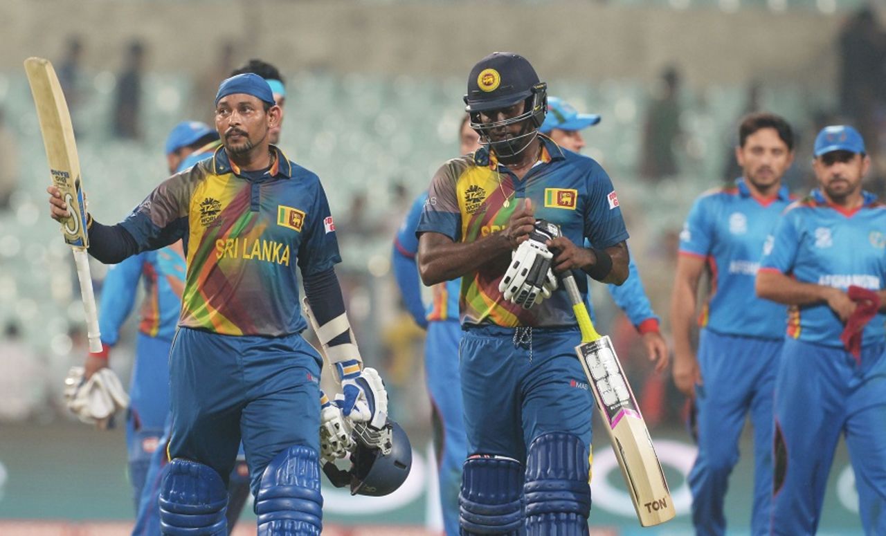 Tillakaratne Dilshan acknowledges the crowd after Sri Lanka's six-wicket win, Afghanistan v Sri Lanka, World T20 2016, Group 1, Kolkata