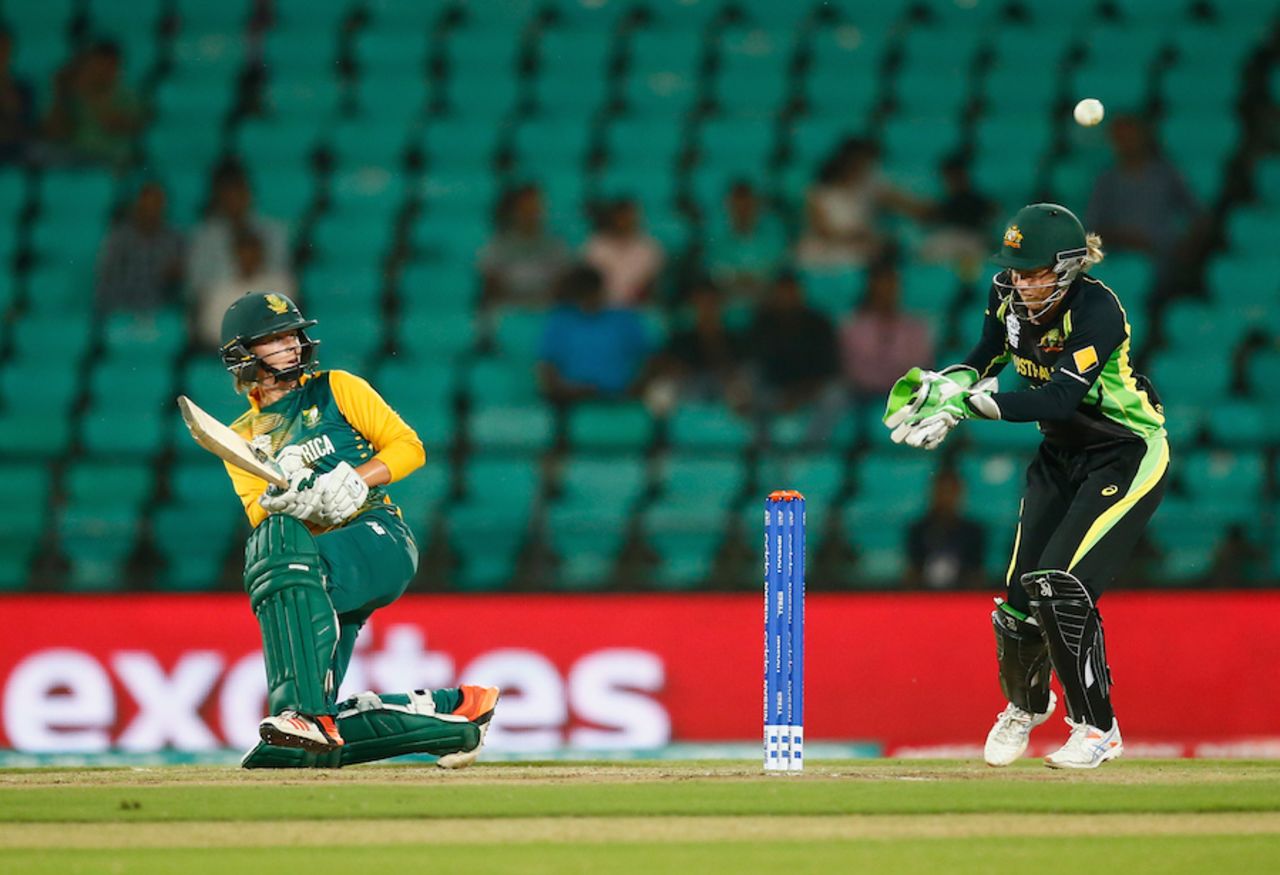 Dane van Niekerk scoops the ball fine, Australia v South Africa, Women's World T20, Nagpur, March 18, 2016