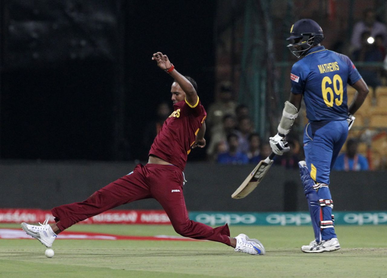 Samuel Badree puts his boot to good use, Sri Lanka v West Indies, World T20 2016, Group 1, Bangalore, March 20, 2016