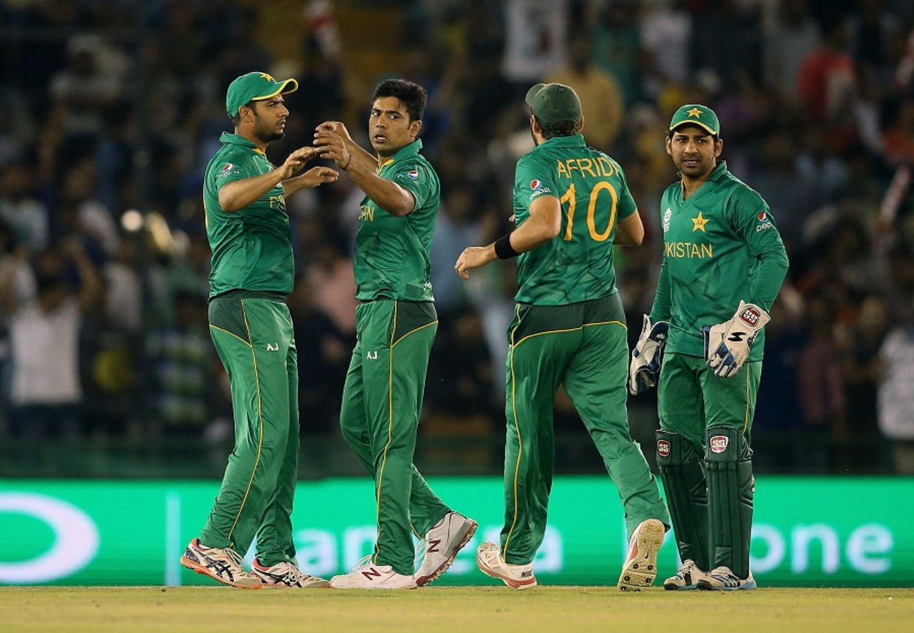Mohammad Sami celebrates a wicket with his team-mates, New Zealand v Pakistan, World T20 2016, Group 2, Mohali, March 22, 2016
