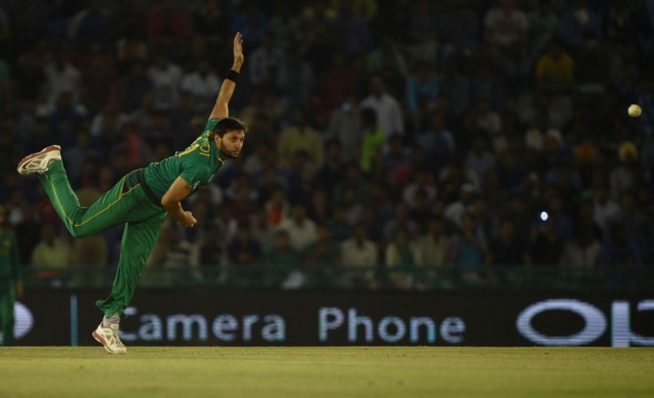 Shahid Afridi sends one down, New Zealand v Pakistan, World T20 2016, Group 2, Mohali, March 22, 2016
