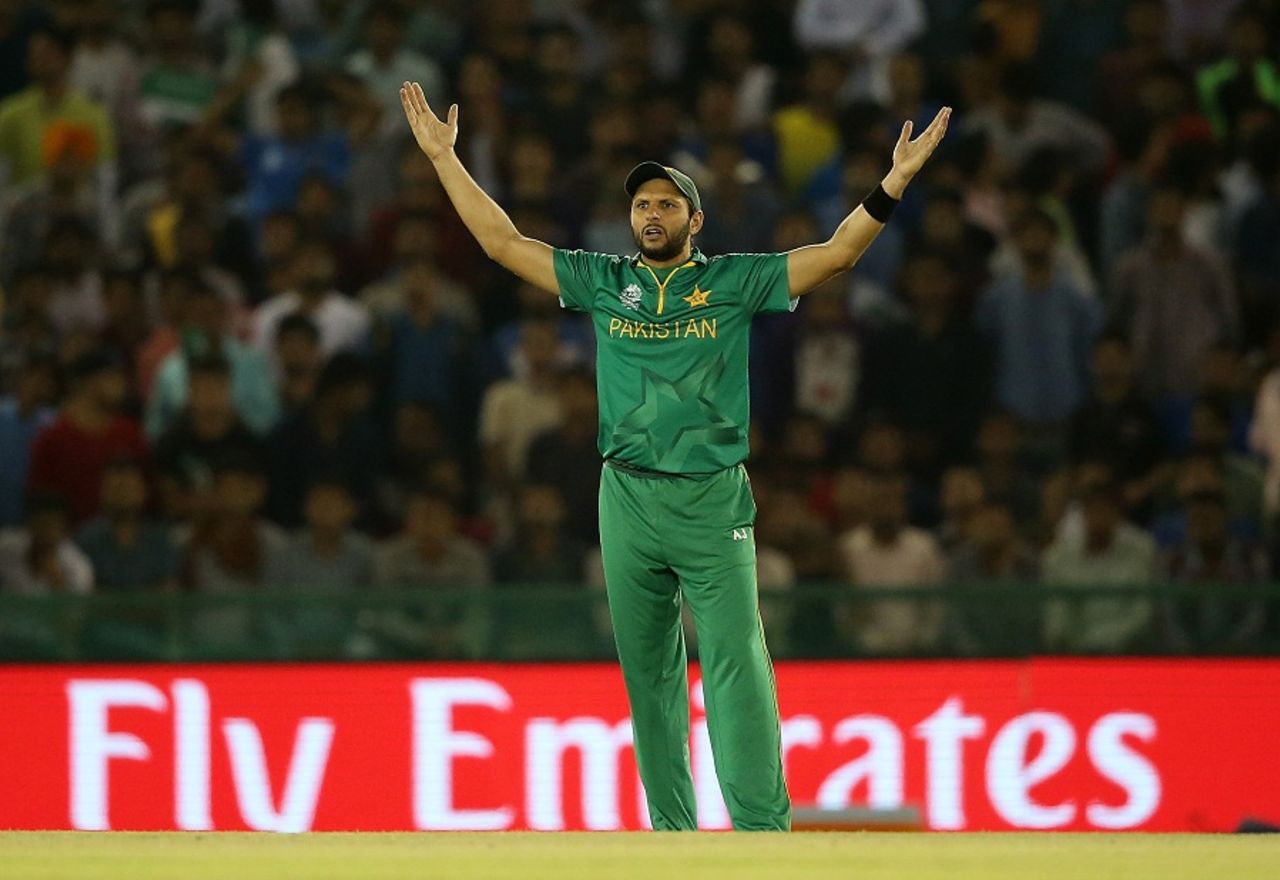 Shahid Afridi had a few moments of frustration as captain, New Zealand v Pakistan, World T20 2016, Group 2, Mohali, March 22, 2016
