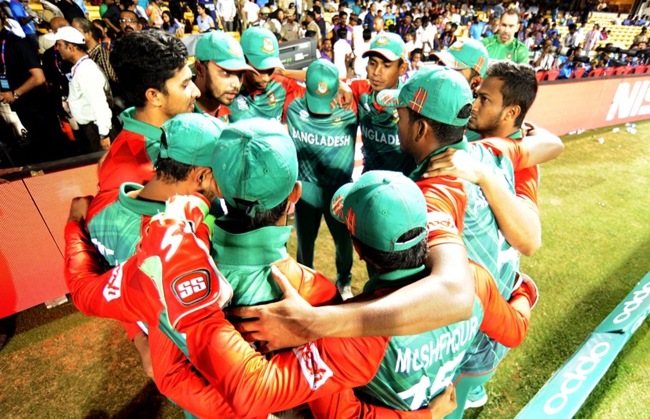 Mashrafe Mortaza speaks in the team huddle, India v Bangladesh, World T20 2016, Group 2, Bangalore, March 23, 2016