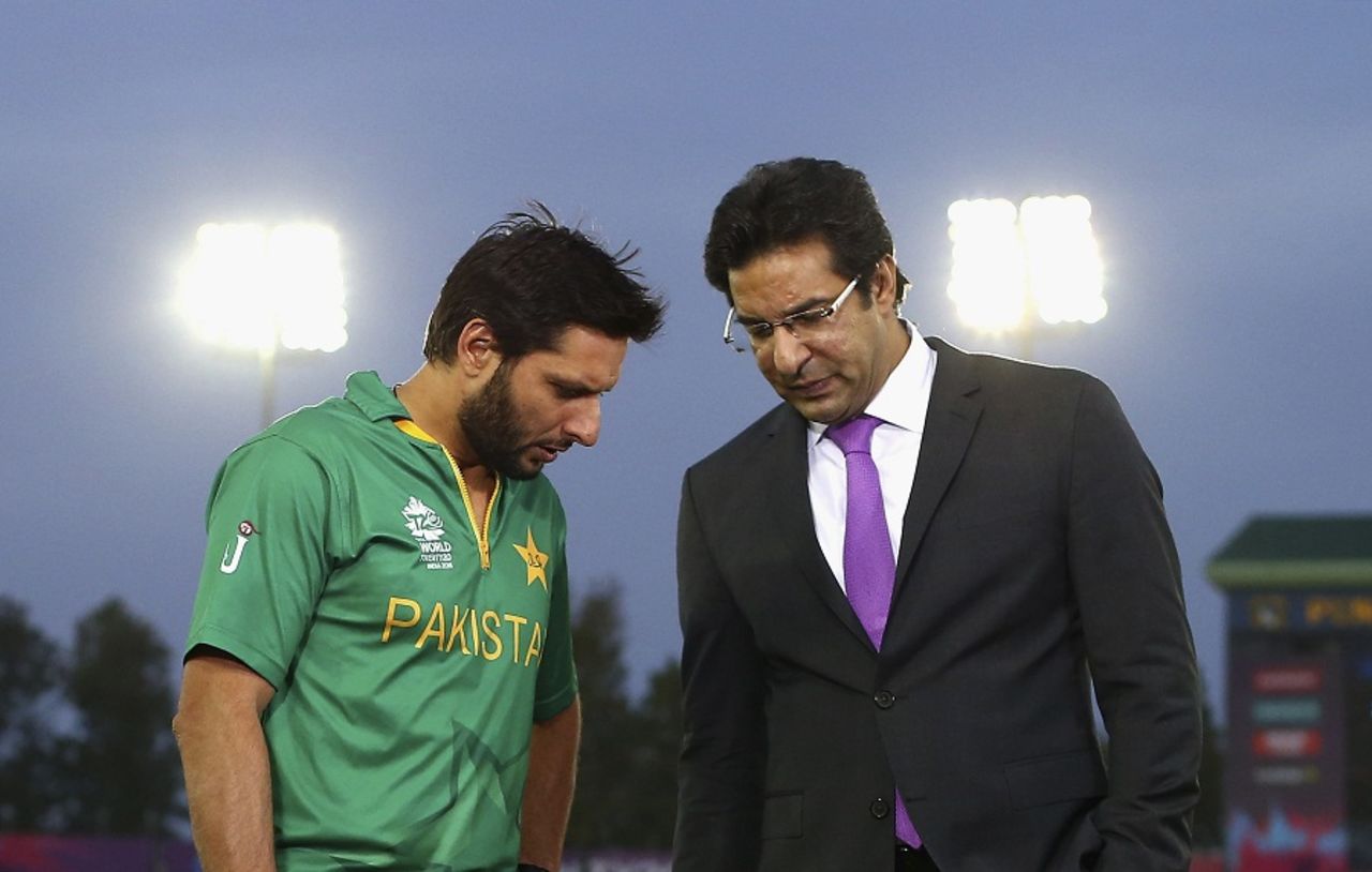 Shahid Afridi has chat with Wasim Akram after Pakistan's loss, Australia v Pakistan, World T20 2016, Group 2, Mohali, March 25, 2016