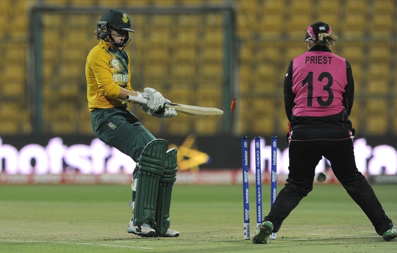 Dane van Niekerk is cleaned up by Morna Nielsen, New Zealand v South Africa, Women's World T20 2016, Group A, Bangalore, March 26, 2016