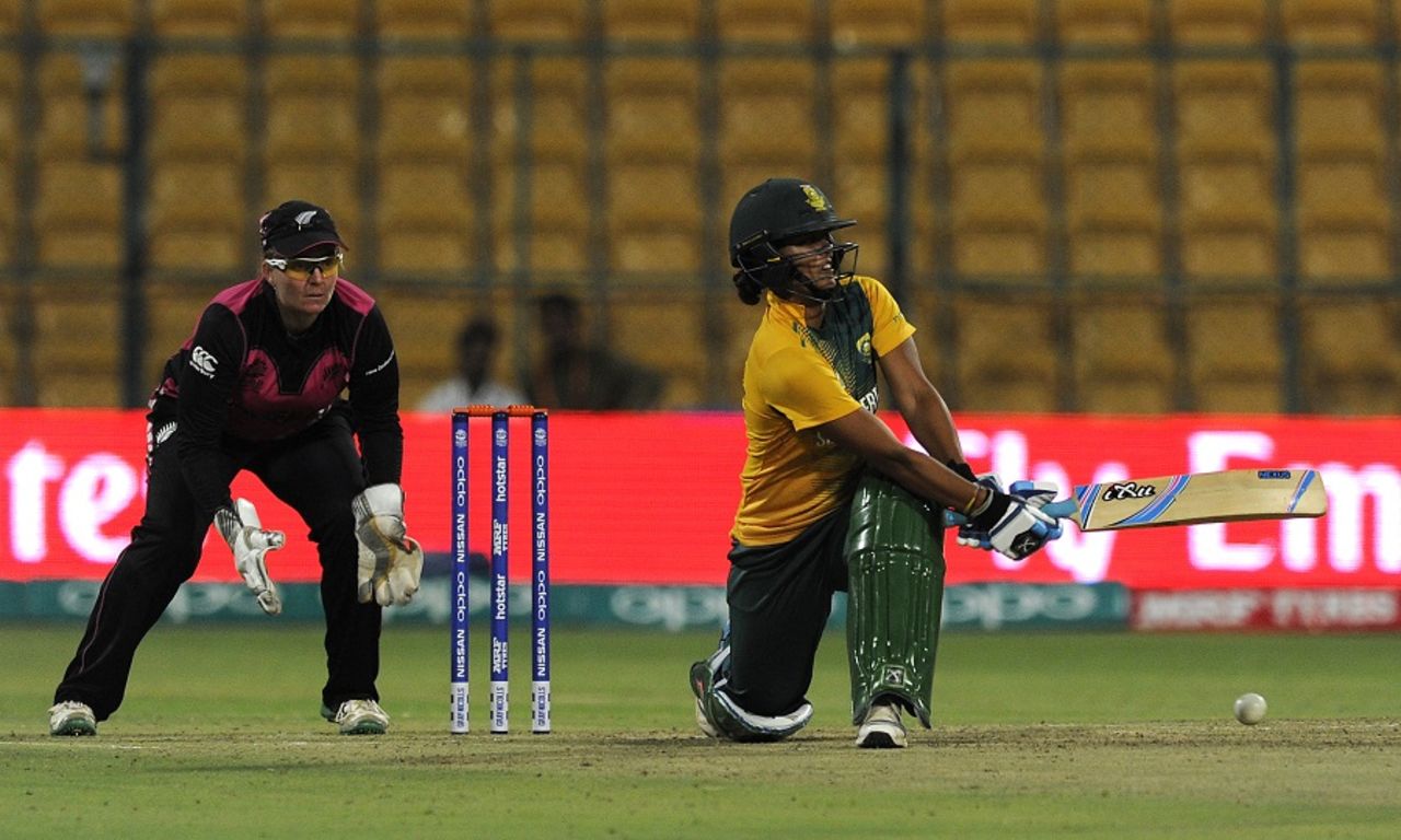 Chloe Tryon sweeps the ball, New Zealand v South Africa, Women's World T20 2016, Group A, Bangalore, March 26, 2016