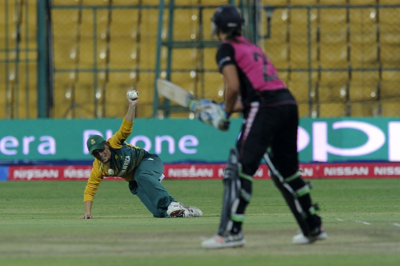 Mignon du Preez takes a catch to dismiss Suzie Bates, New Zealand v South Africa, Women's World T20 2016, Group A, Bangalore, March 26, 2016
