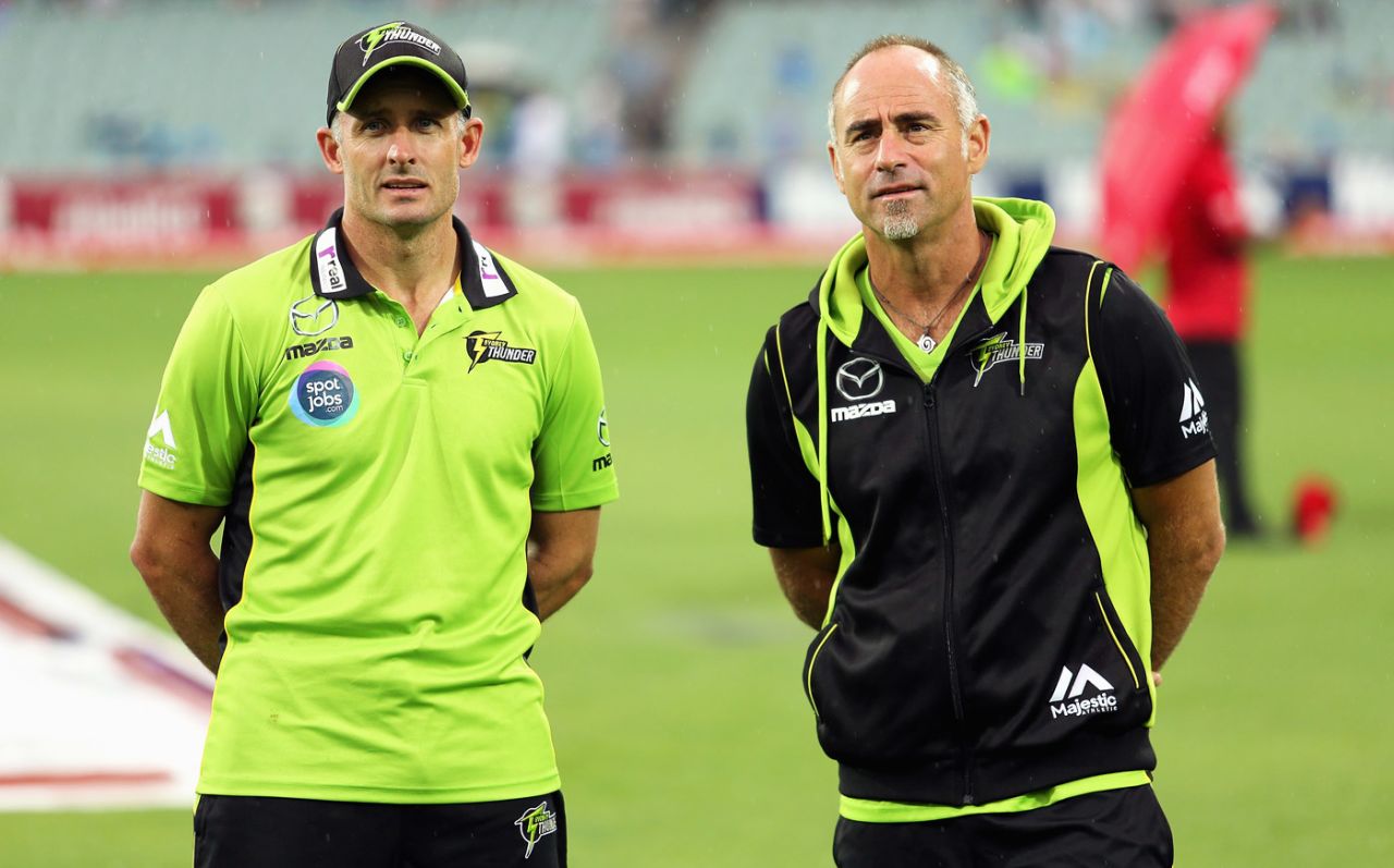 Mike Hussey and Paddy Upton wait in the rain, Adelaide Strikers v Sydney Thunder, BBL 2014-15, Adelaide, January 12, 2015