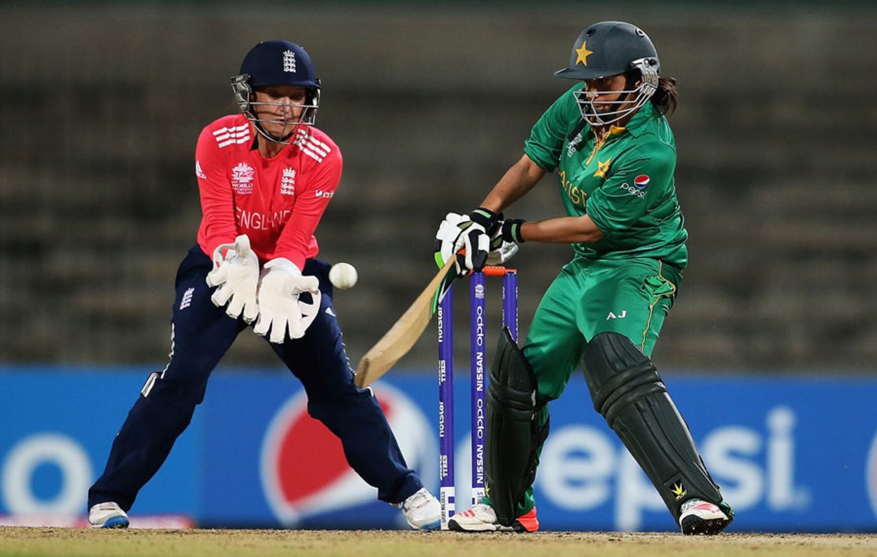 Sana Mir sets up for a reverse lap, England v Pakistan, Women's World T20 2016, Group B, Chennai, March 27, 2016