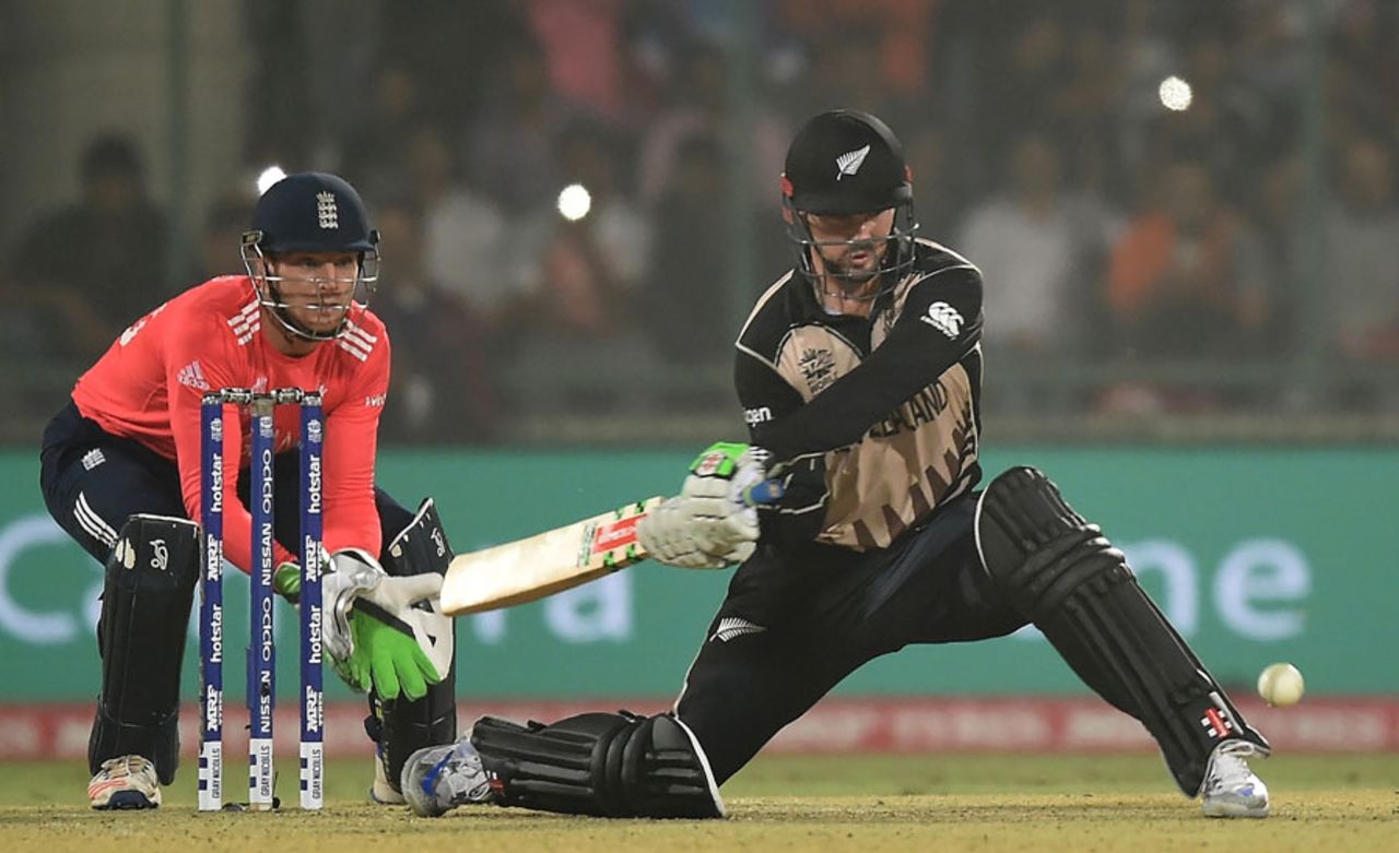 Colin Munro brings out the switch hit, England v New Zealand, World T20 2016, semi-final, Delhi, March 30, 2016