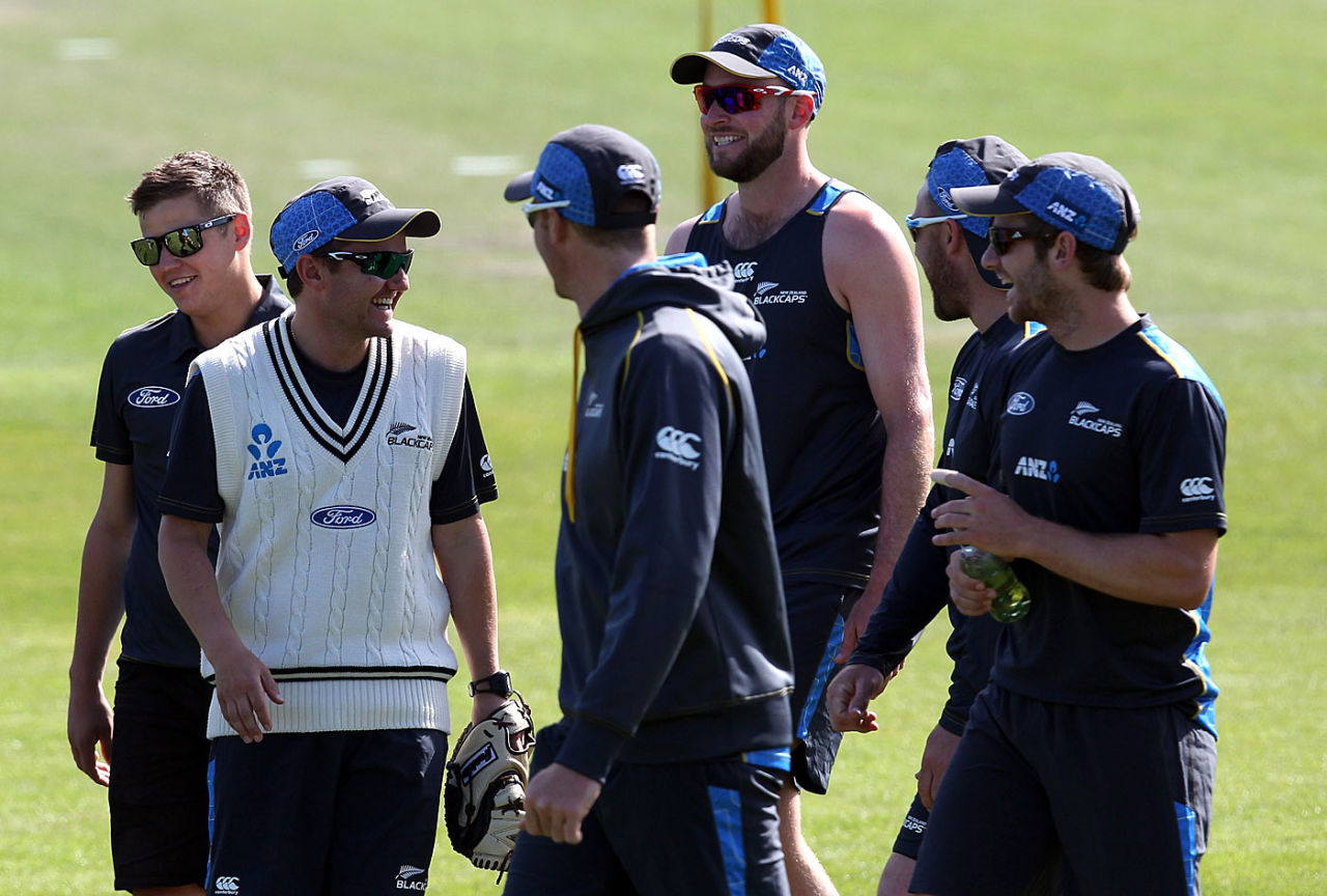 Mike Hesson and the New Zealand players at training, Dunedin, December 11, 2015