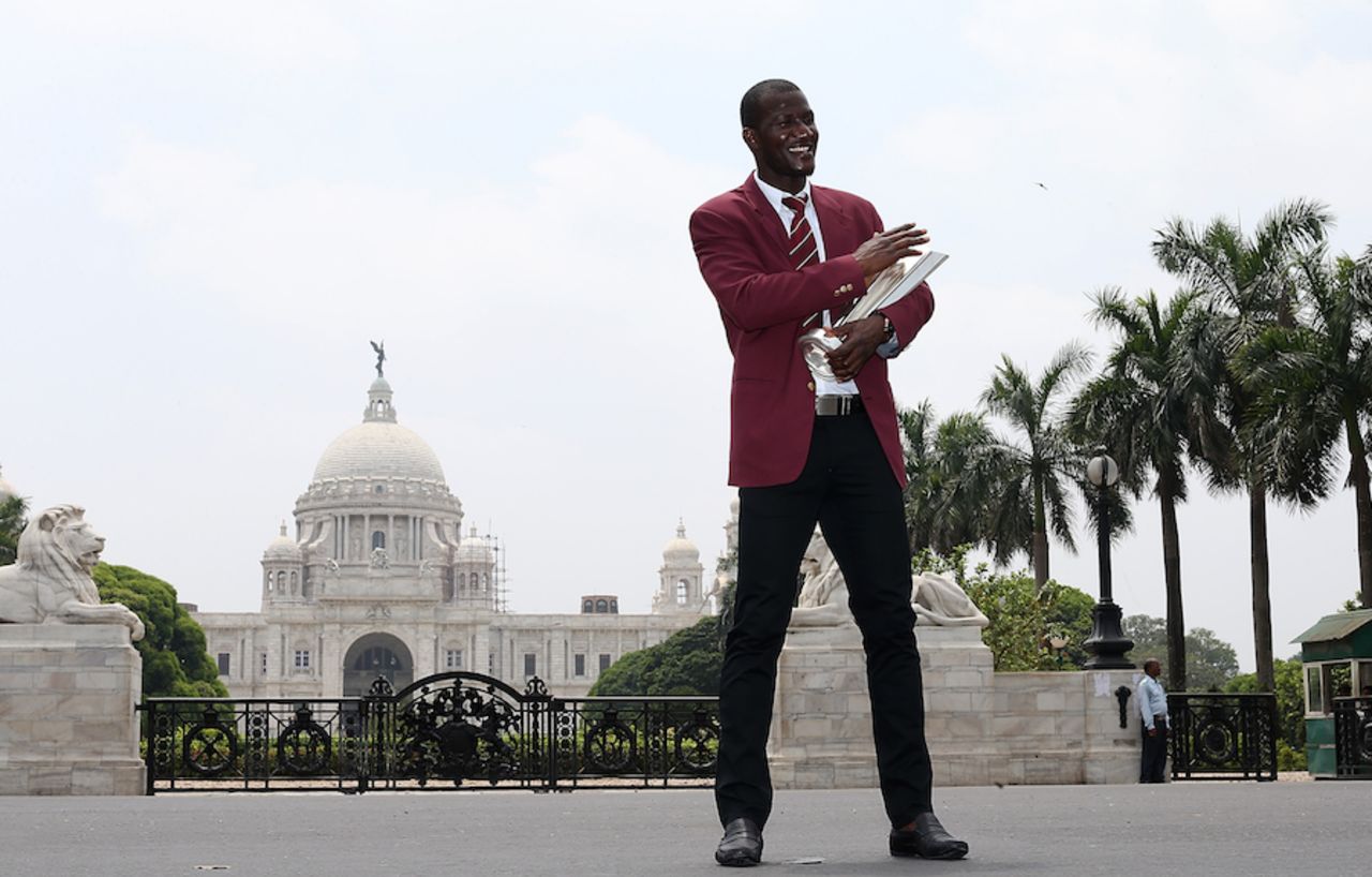 Darren Sammy has some fun during the captains' photocall, Kolkata, April 4, 2016