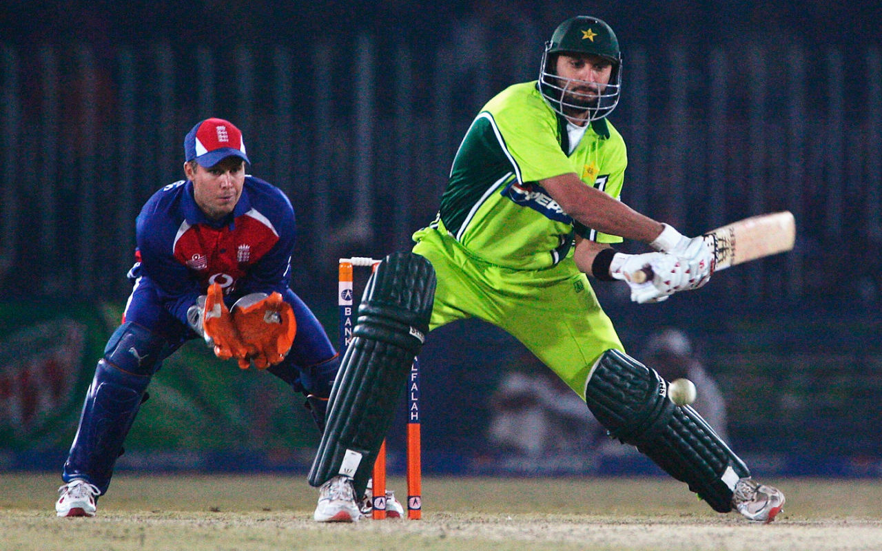 Shahid Afridi slogs, Pakistan v England, 4th ODI, Rawalpindi, December 19, 2005