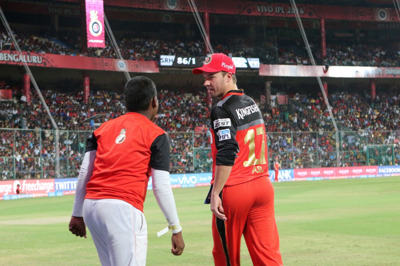 AB de Villiers has a chat with a ball boy, Royal Challengers Bangalore v Sunrisers Hyderabad, IPL 2016, Bangalore, April 12, 2016