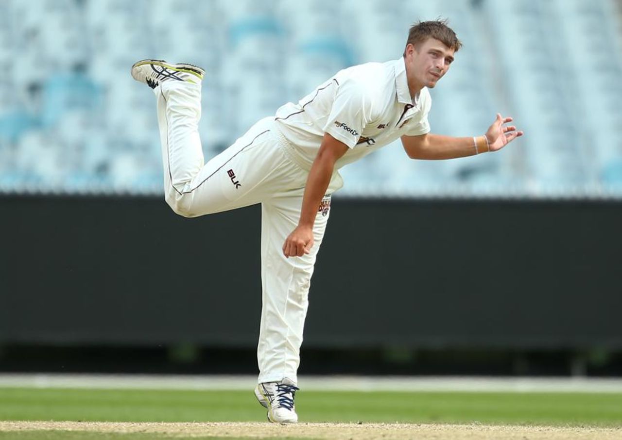 Cameron Boyce sends down a delivery, Victoria v Queensland, Sheffield Shield, Melbourne, 4th day, October 31, 2015