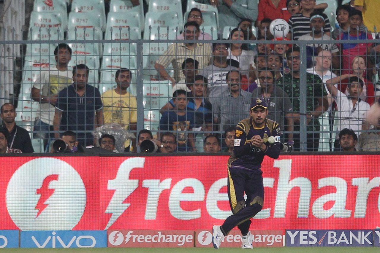 Juggling act: Manish Pandey took a catch on the second attempt to dismiss Hardik Pandya, Kolkata Knight Riders v Mumbai Indians, IPL 2016, Kolkata, April 13, 2016