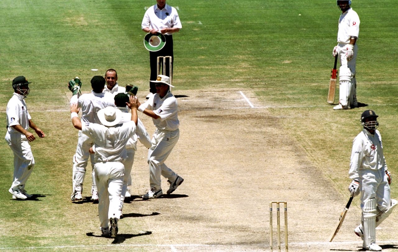 Australia celebrate Colin Miller's wicket of John Crawley, Australia v England, 5th Test, Sydney, 4th day, January 5, 1999