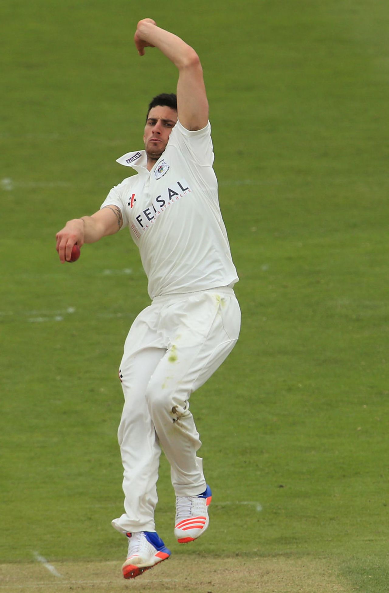 Benny Howell bowls for Gloucestershire, Essex v Gloucestershire, Specsavers Championship Division Two, April 12, 2016