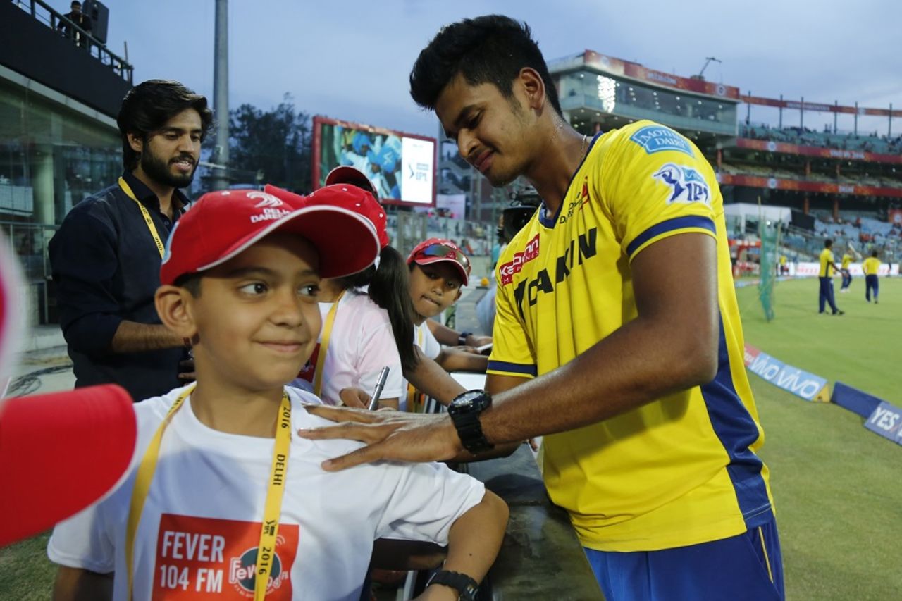 A young kid is all smiles as Shreyas Iyer signs him an autograph, Delhi Daredevils v Kings XI Punjab, IPL 2016, Delhi, April 15, 2016