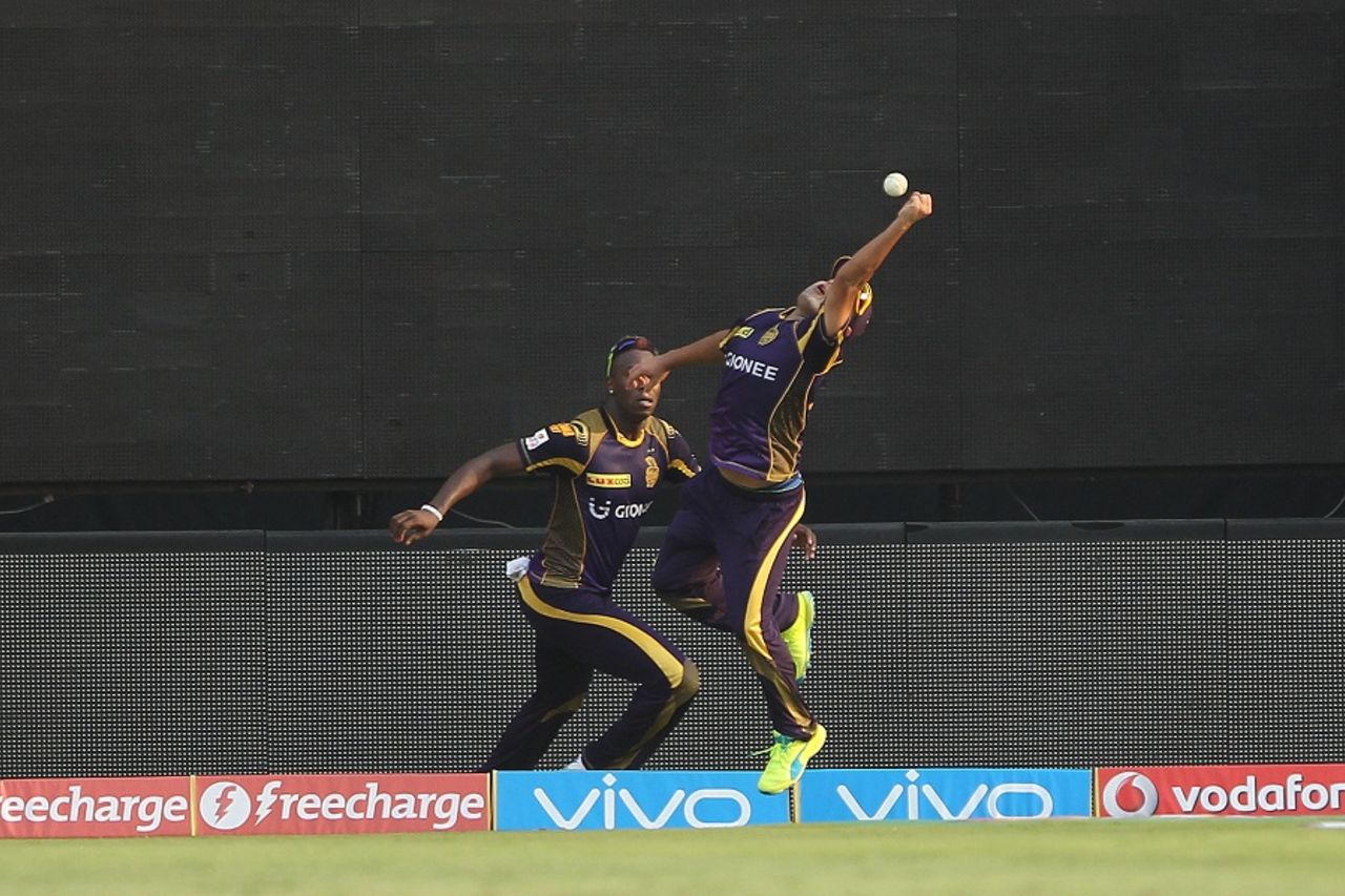 Piyush Chawla stretches to complete an outstanding relay catch with Andre Rusell, Sunrisers Hyderabad v Kolkata Knight Riders, IPL 2016, Hyderabad, April 16, 2016