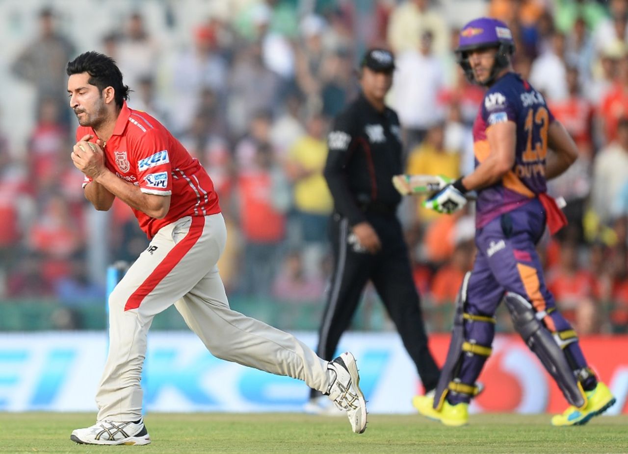 Mohit Sharma takes a catch off his own bowling to dismiss Faf du Plessis, Kings XI Punjab v Rising Pune Supergiants, IPL 2016, Mohali, April 17, 2016