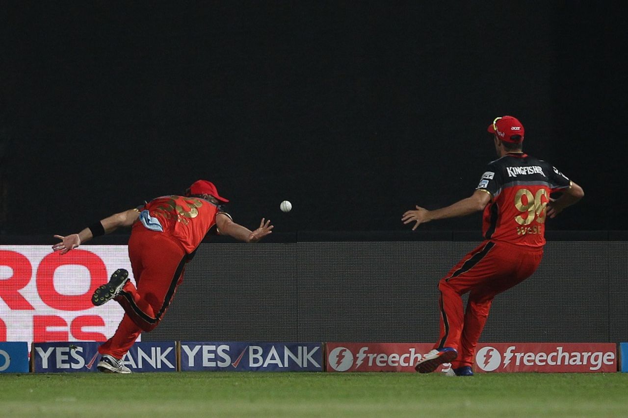 Shane Watson flicks the ball to David Wiese after taking a catch off Shreyas Iyer, Royal Challengers Bangalore v Delhi Daredevils, IPL 2016, Bangalore, April 17, 2016