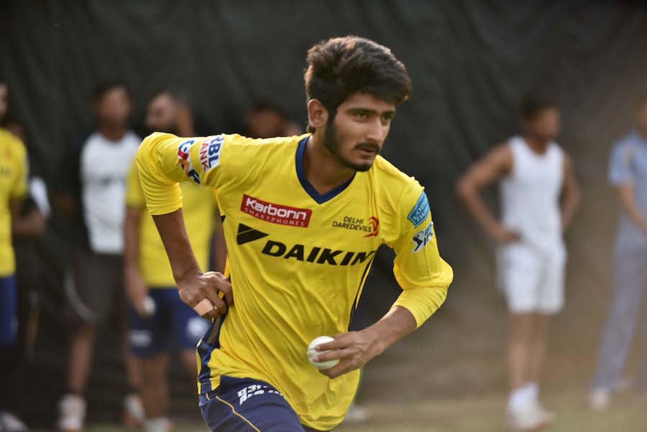 Khaleel Ahmed runs in to bowl, Delhi, April 21, 2016