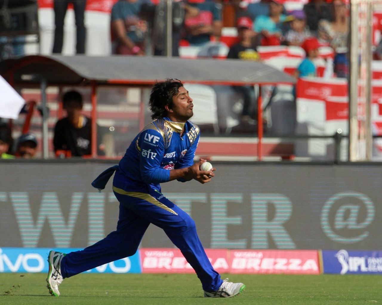 Ambati Rayudu takes a catch to dismiss Shreyas Iyer, Delhi Daredevils v Mumbai Indians, IPL 2016, Delhi, April 23, 2016