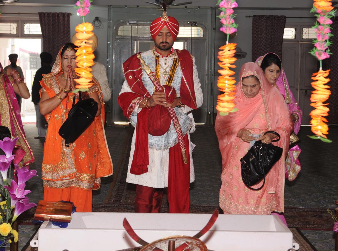 Harbhajan Singh seeks blessings at a gurdwara along with his sister and mother before his wedding ceremony in Jalandhar, October 29, 2015