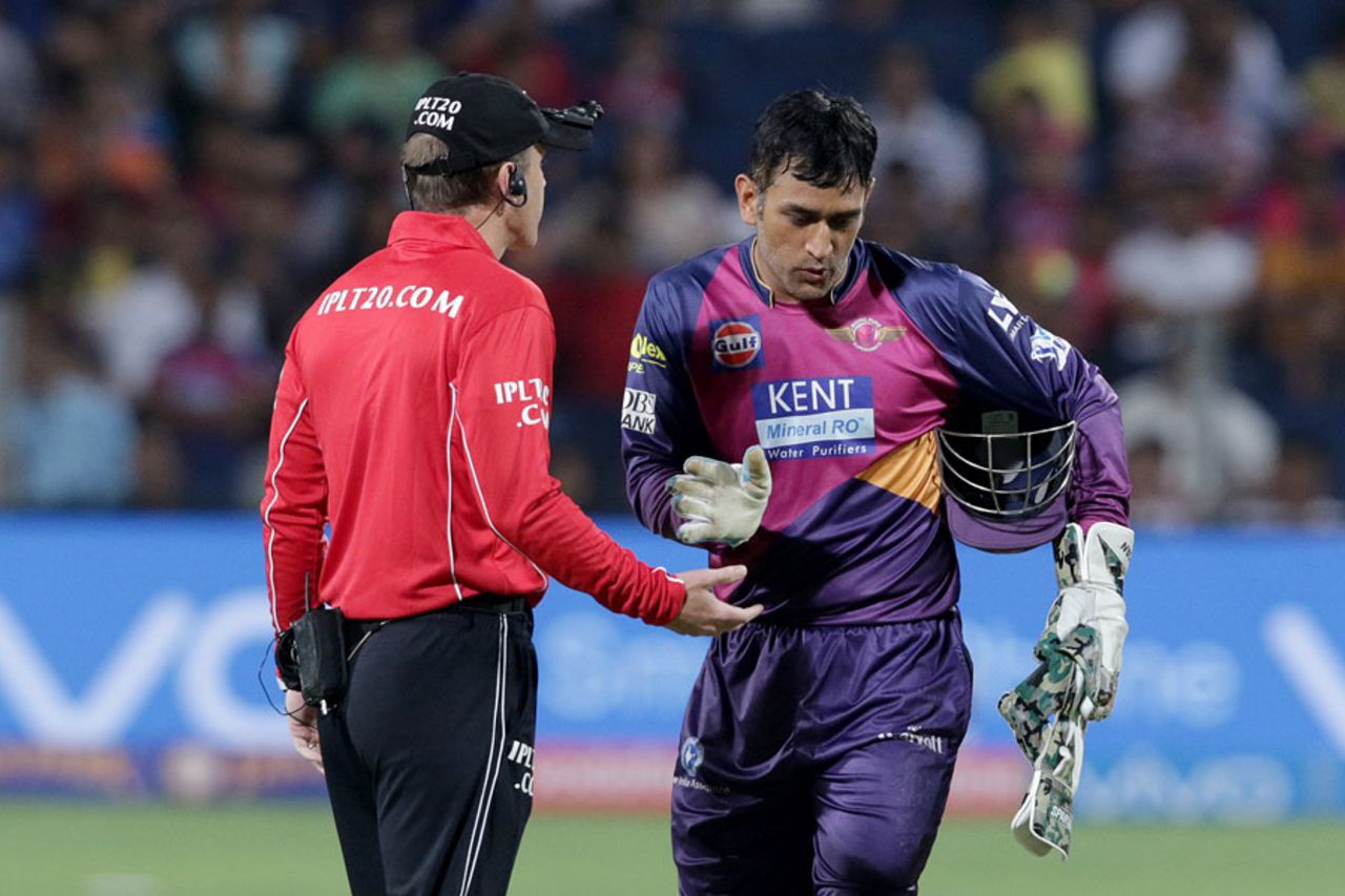 MS Dhoni has a chat with umpire Chris Gaffaney, Rising Pune Supergiants v Kolkata Knight Riders, IPL 2016, Pune, April 24, 2016