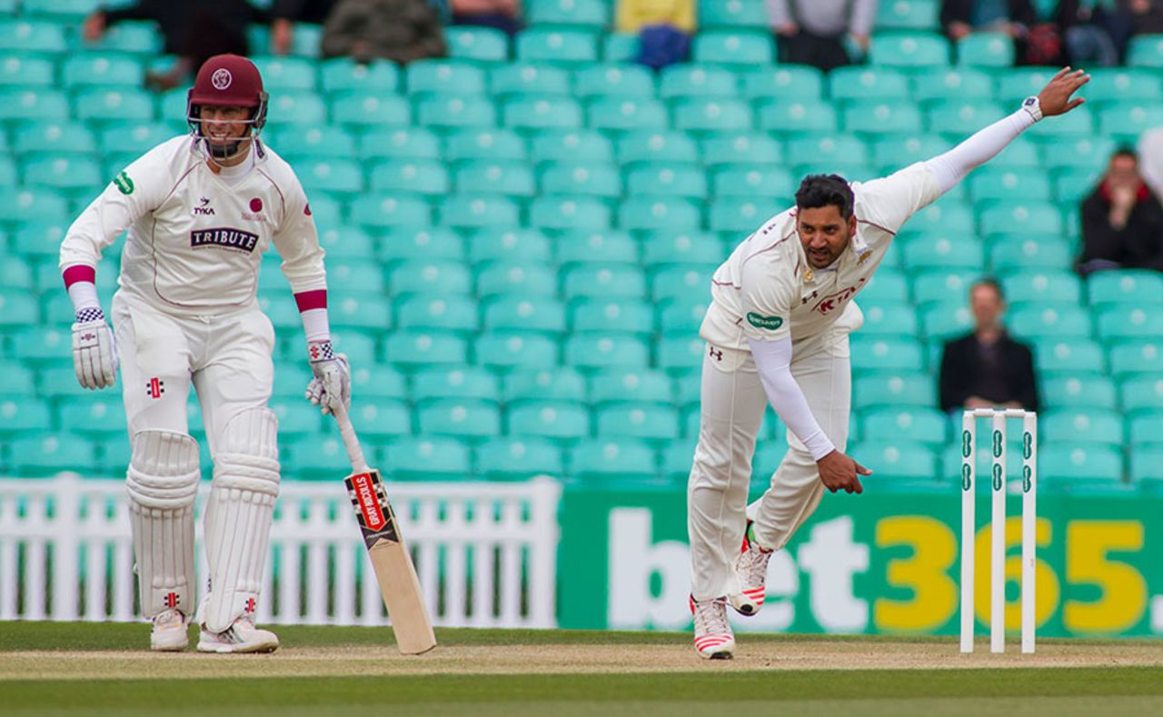 Ravi Rampaul bowls as Marcus Trescothick looks on, Surrey v Somerset, County Championship, Division One, The Oval, 3rd day, April 26, 2015