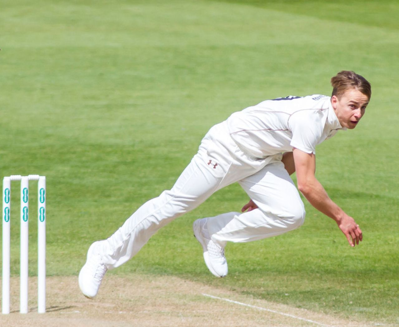 Tom Curran in action for Surrey, Surrey v Somerset, Specsavers Championship Division One, Kia Oval, April 26, 2016