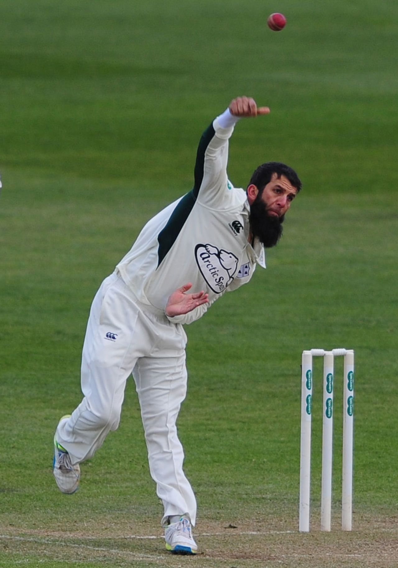 Moeen Ali braves the chill in Bristol, Gloucestershire v Worcestershire, Specsavers Championship Division Two, Bristol, April 27, 2016