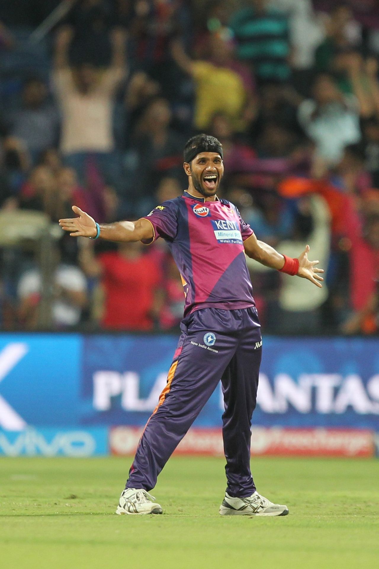 Ashok Dinda celebrates after picking up a wicket, Rising Pune Supergiants v Gujarat Lions, IPL 2016, Pune, April 29, 2016