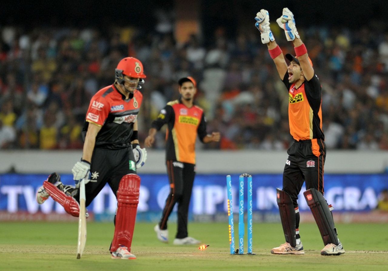 Shane Watson was run-out for 2, Sunrisers Hyderabad v Royal Challengers Bangalore, IPL 2016, Hyderabad, April 30, 2016
