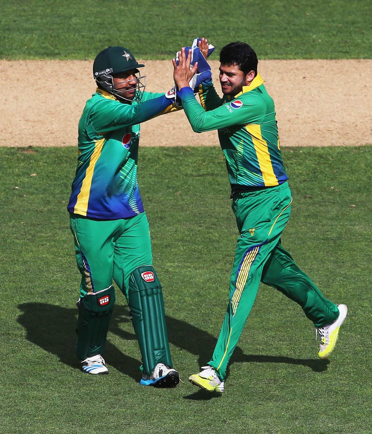 Sarfraz Ahmed and Azhar Ali celebrate the wicket of Martin Guptill, New Zealand v Pakistan, third ODI, Auckland, January 31, 2016