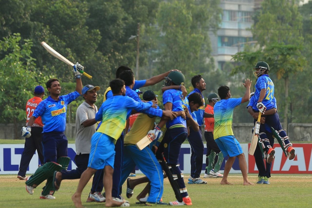Abahani Limited players celebrate their final-over victory, Abahani Limited v Brothers Union, DPL 2016, BKSP 3, April 30, 2016