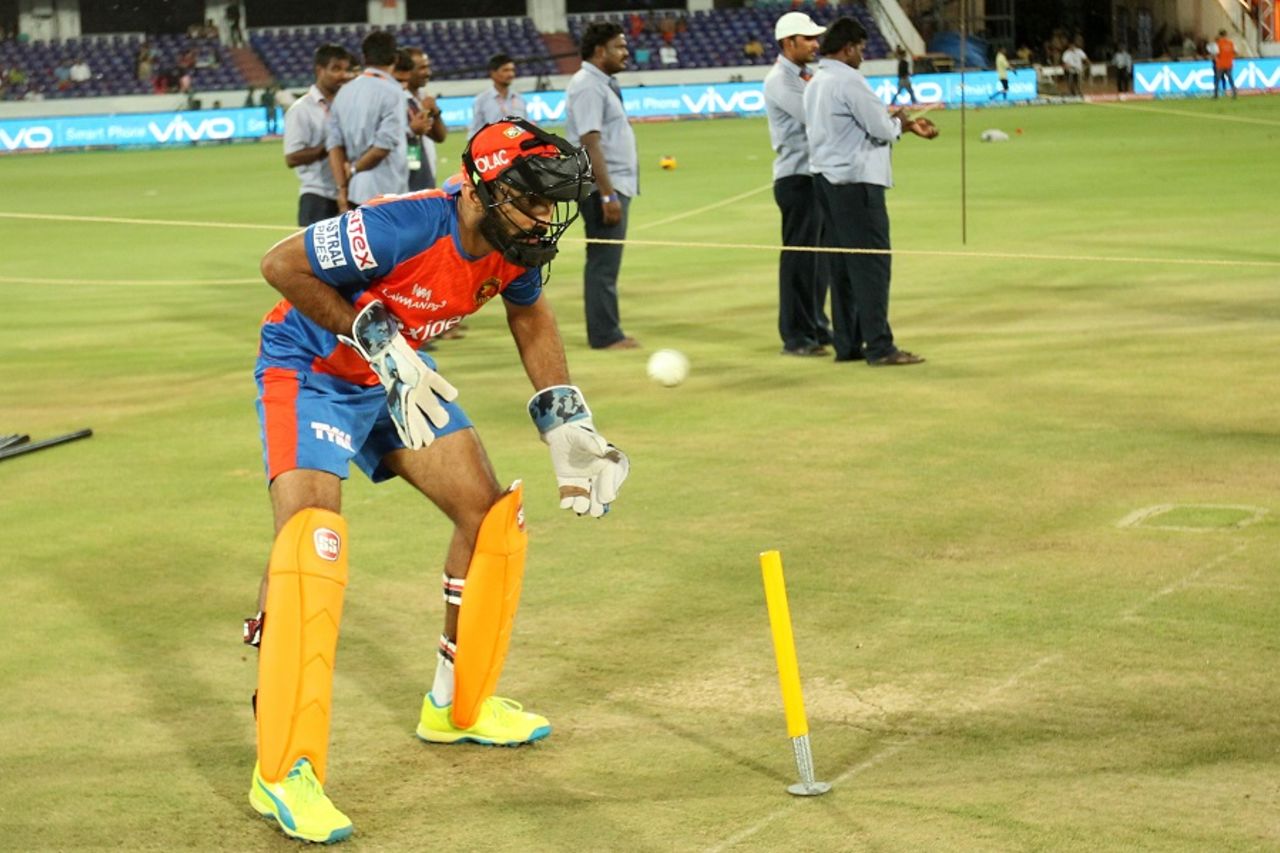 Dinesh Karthik goes through the paces during warm-up, Sunrisers Hyderabad v Gujarat Lions, IPL 2016, Hyderabad, May 6, 2016