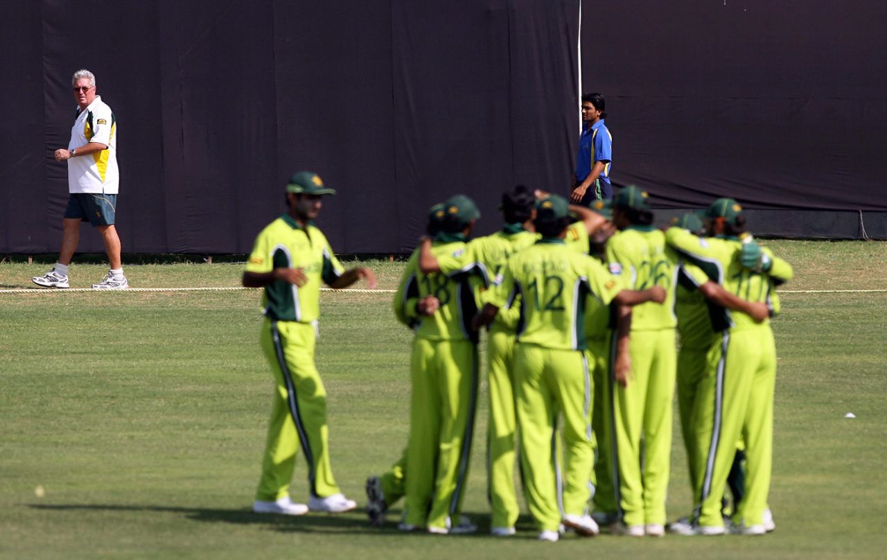 Bob Woolmer looks on as Pakistan's players huddle together, Rajasthan XI v Pakistanis, Jaipur, October 14, 2006