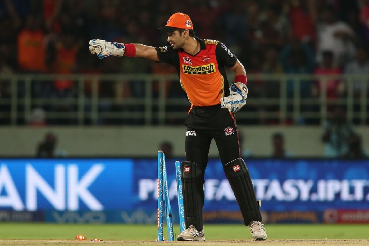 Naman Ojha appeals for a run out of Usman Khawaja after breaking the stumps, Rising Pune Supergiants v Sunrisers Hyderabad, IPL 2016, Visakhapatnam, May 10, 2016