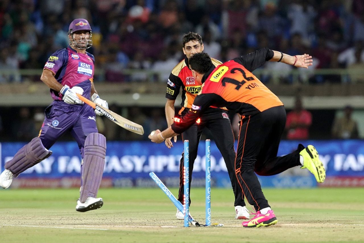 MS Dhoni is run out by Yuvraj Singh, Rising Pune Supergiants v Sunrisers Hyderabad, IPL 2016, Visakhapatnam, May 10, 2016