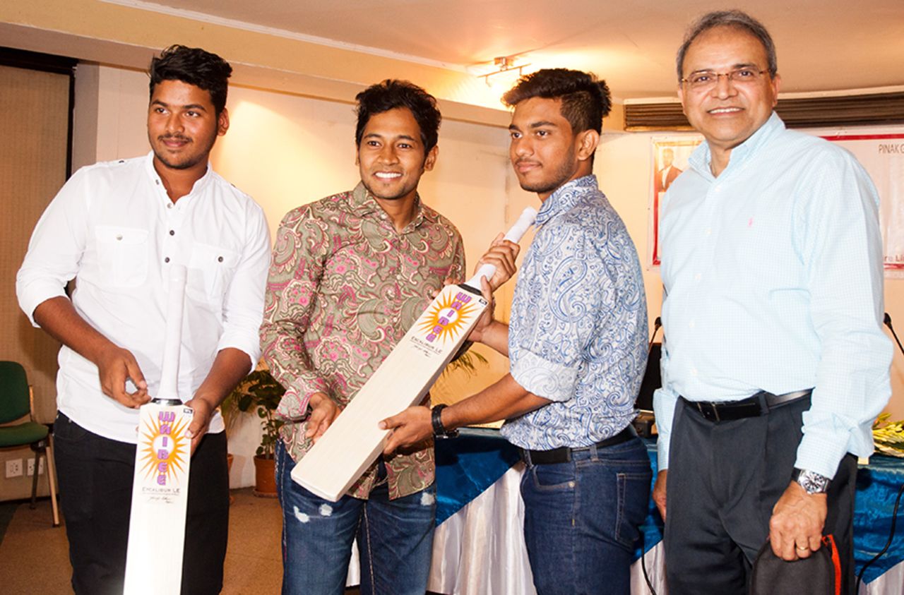 Mushfiqur Rahim hands over a bat to Under-19 cricketers Zakir Hasan (second from right) and Pinak Ghosh (left) at a promotional event, Dhaka, May 13, 2016