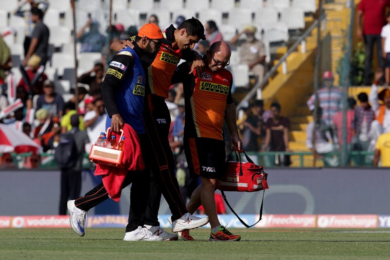 Ashish Nehra is helped off the field after picking up an injury, Kings XI Punjab v Sunrisers Hyderabad, IPL 2016, Mohali, May 15, 2016