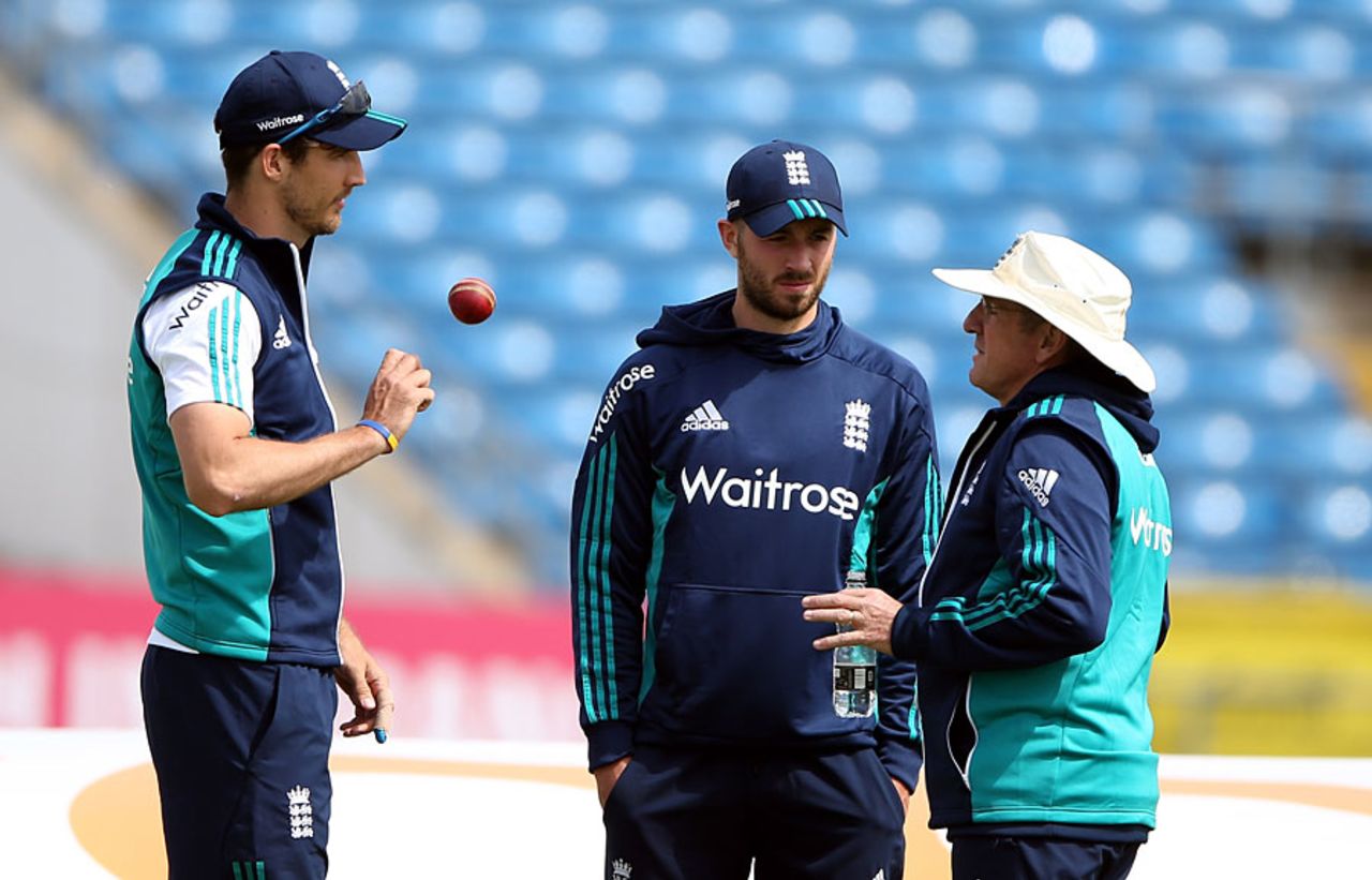 Trevor Bayliss chats with James Vince and Steven Finn, Headingley, May 17, 2016