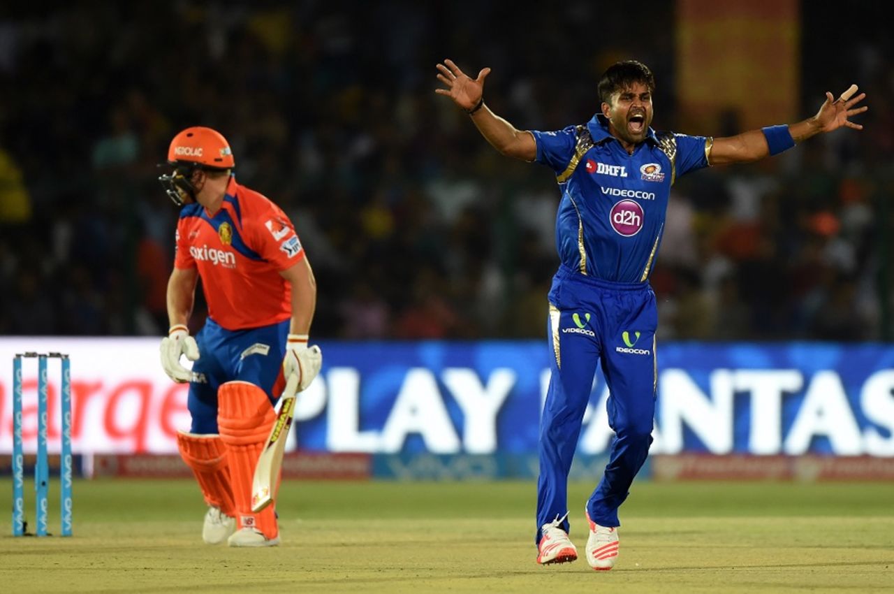 Vinay Kumar successfully appeals for the wicket of Aaron Finch, Gujarat Lions v Mumbai Indians, IPL 2016, Kanpur, May 21, 2016