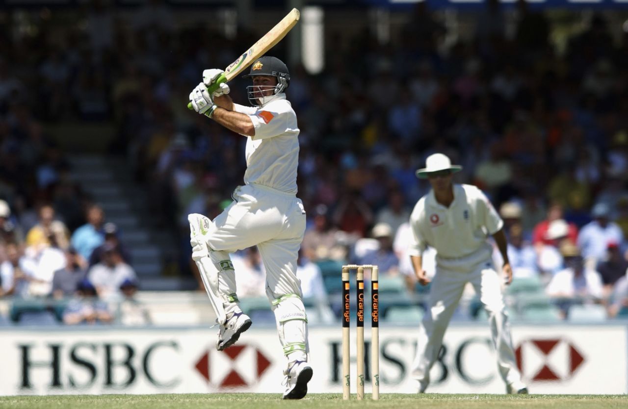 Ricky Ponting pulls on his way to 68, Australia v England, 3rd Test, Perth, 2nd day, December 19, 2002