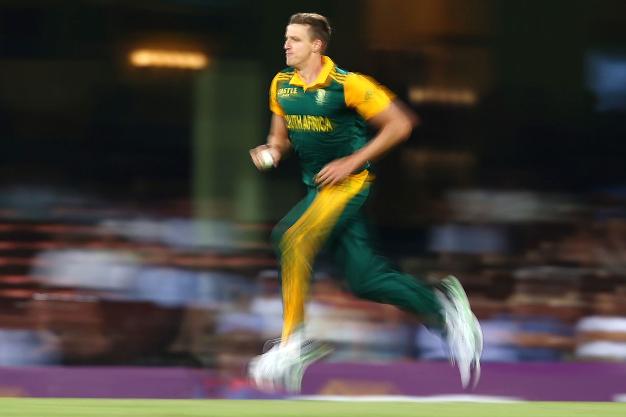 Morne Morkel runs in to bowl, Australia v South Africa, 5th ODI, Sydney, November 23, 2014